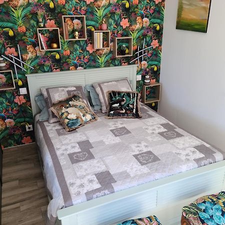 Les Papillons D'Uzes Bed & Breakfast Saint-Laurent-la-Vernède Eksteriør bilde